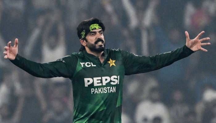 Usman Tariq signed by Warwickshire for Vitality Blast 2026