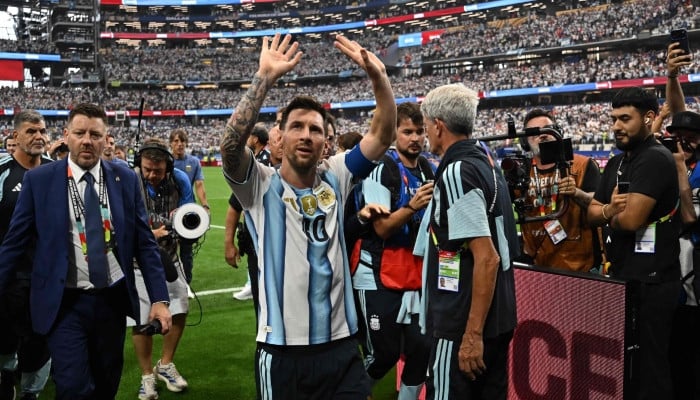 Argentina ease into round of 32 as Messi writes history