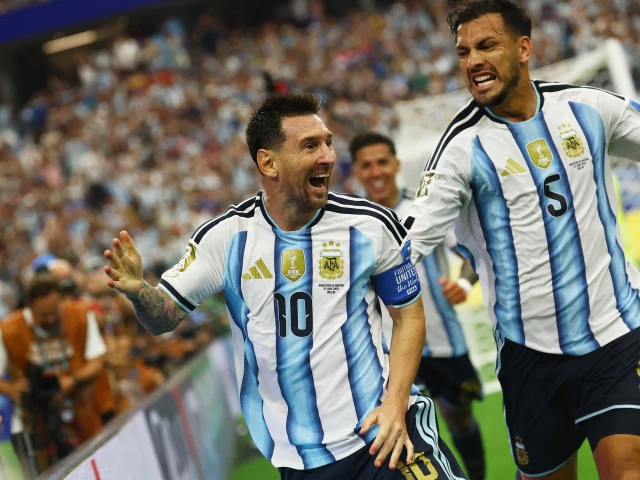 Messi breaks World Cup scoring record as Argentina seal knockout berth | The Express Tribune