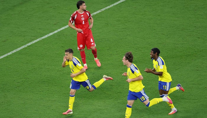 Sweden smash five past Tunisia in World Cup opener