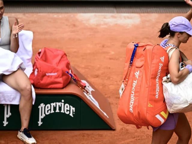 Swiatek exits French Open, Zverev eases into quarters | The Express Tribune