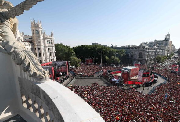 Spanish king hails World Cup heroes as celebration tour begins