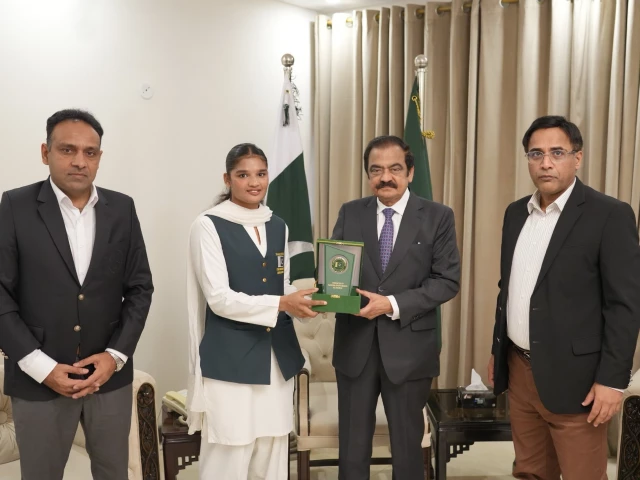 Boxer Fatima receives cash award  | The Express Tribune