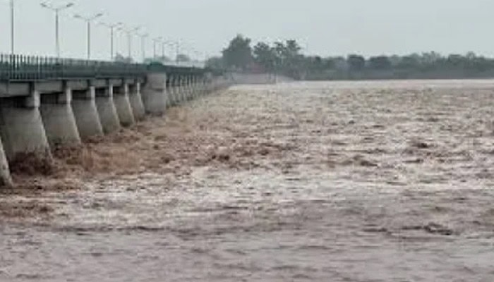 High Flood Reaches Qadirabad Headworks As Water Levels Rise In Chenab River